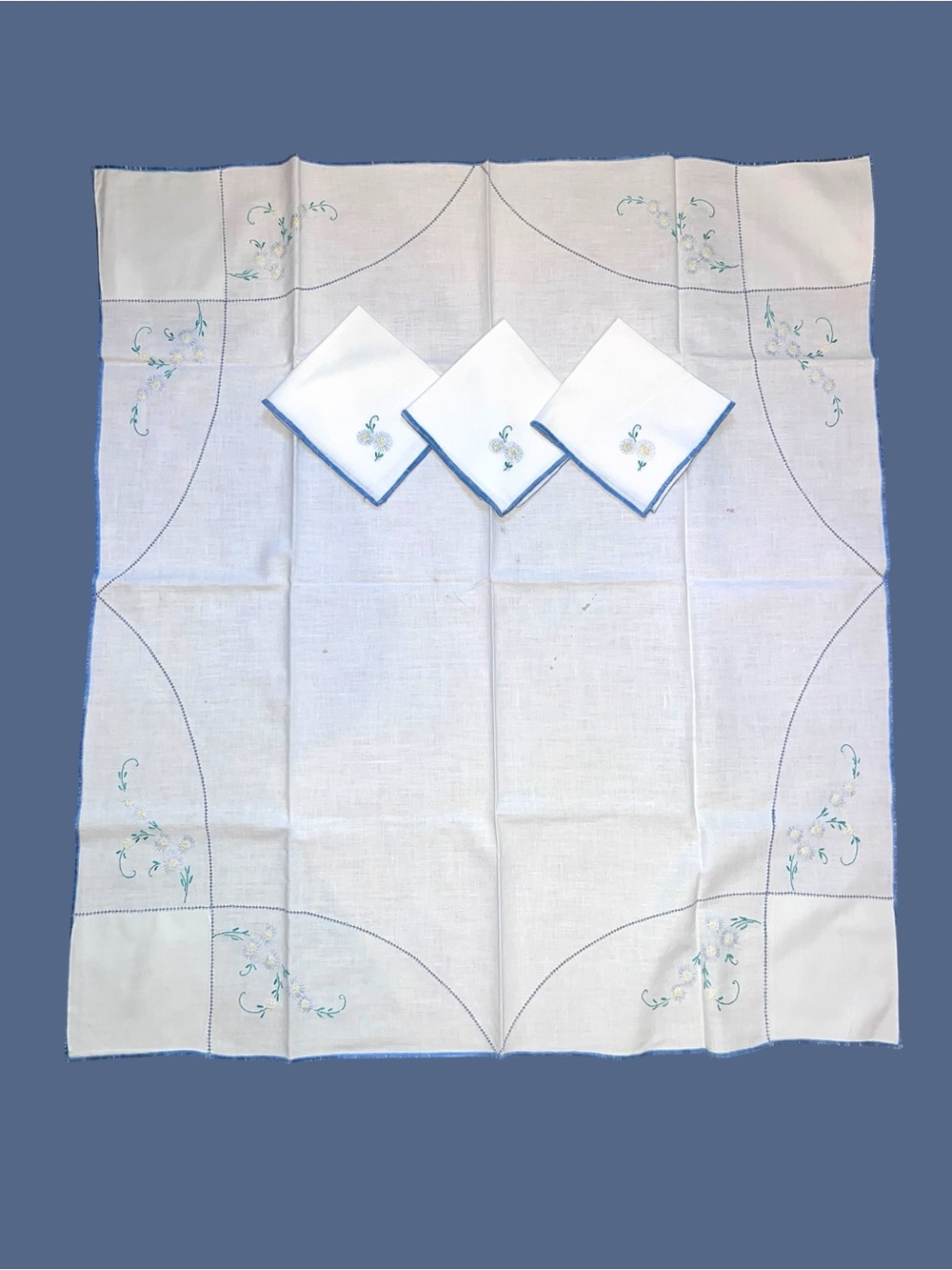 Vintage Embroidered Tablecloth & 3 Napkins White Blue Daisy Floral Linen Set
